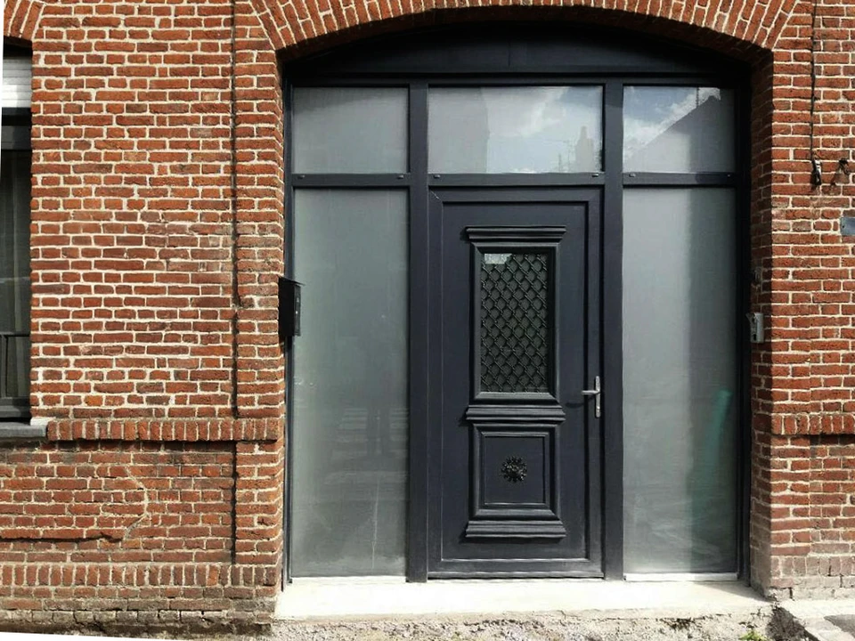 Atelier de menuiserie int&eacute;rieur avec femme artisan travaillant sur &eacute;tabli