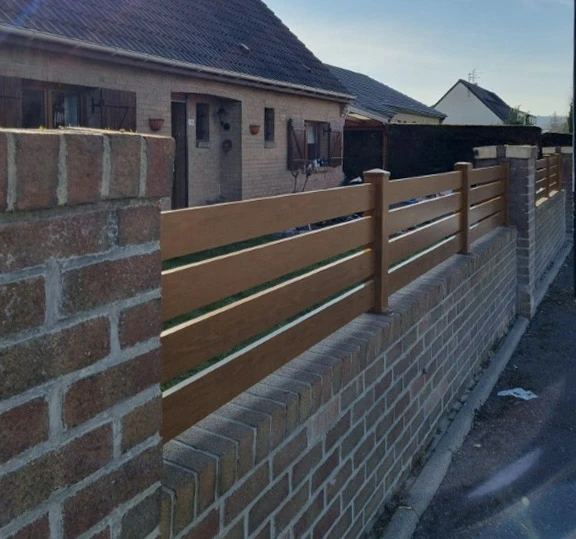 Atelier de menuiserie industriel avec &eacute;tablis en bois, machines-outils et mat&eacute;riaux de construction