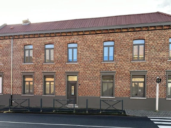 Le travailleur manuel travaille dans une usine de menuiserie, il monte des fen&ecirc;tres et des portes en PVC