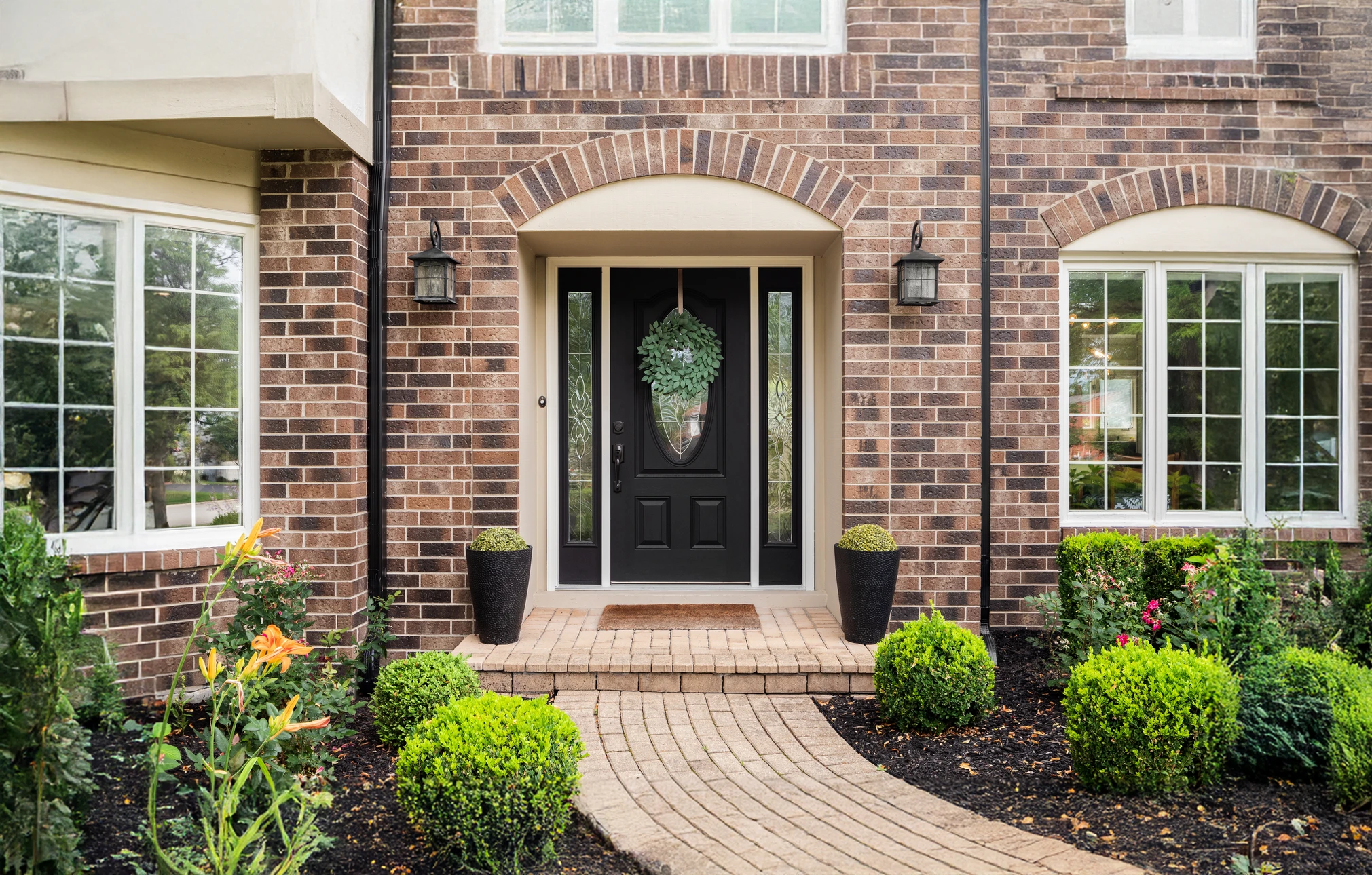 Le travailleur manuel travaille dans une usine de menuiserie, il monte des fen&ecirc;tres et des portes en PVC