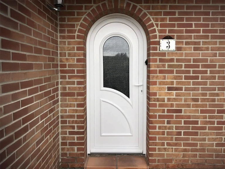 Vendeur affichant les volets au client