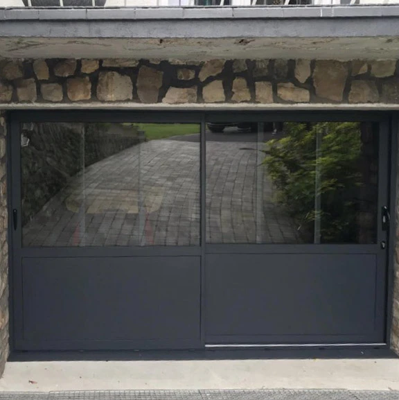 Véranda moderne avec structure aluminium blanc et grandes baies vitrées coulissantes