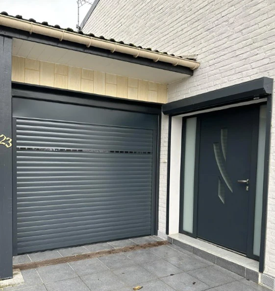 Véranda moderne à structure aluminium anthracite avec toiture plate et vitrages panoramiques