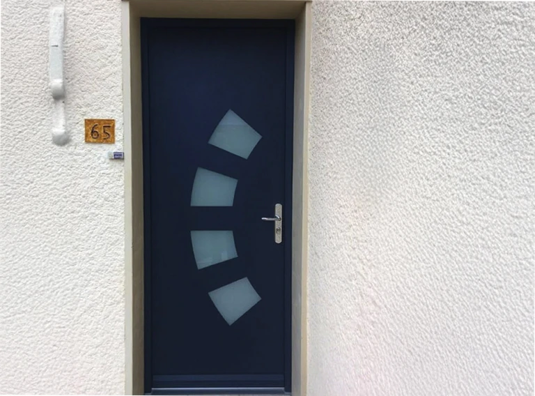 Un serrurier professionnel installe une serrure sur une porte d'entrée blanche dans un intérieur résidentiel