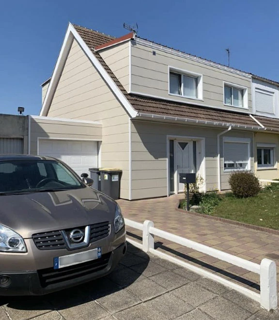 Véranda moderne avec structure aluminium blanc et grandes baies vitrées coulissantes