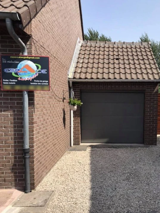 Intérieur résidentiel avec porte-fenêtre ouverte donnant sur terrasse carrelée