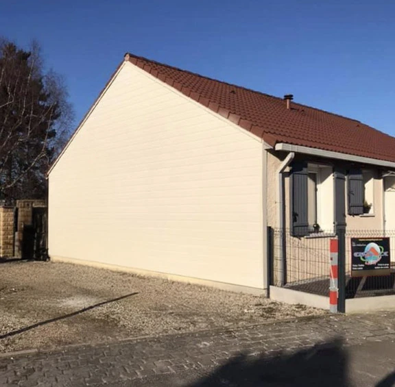 Ouvrier manuel assemblant des portes et des fenêtres en PVC