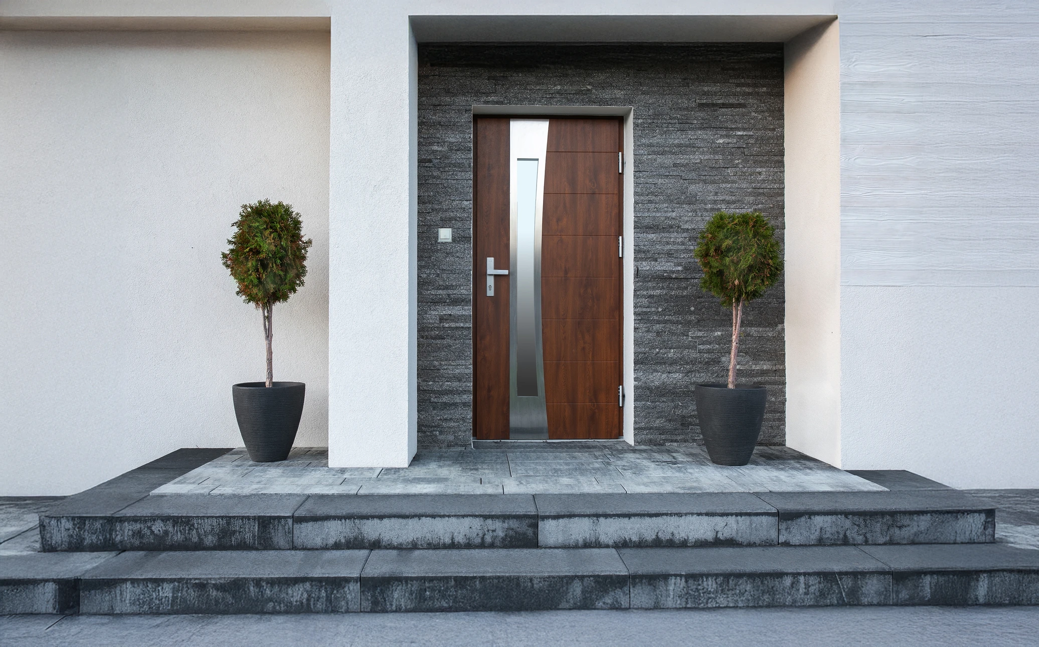 Intérieur résidentiel avec porte en bois fermée équipée d'une poignée et serrure en laiton brossé