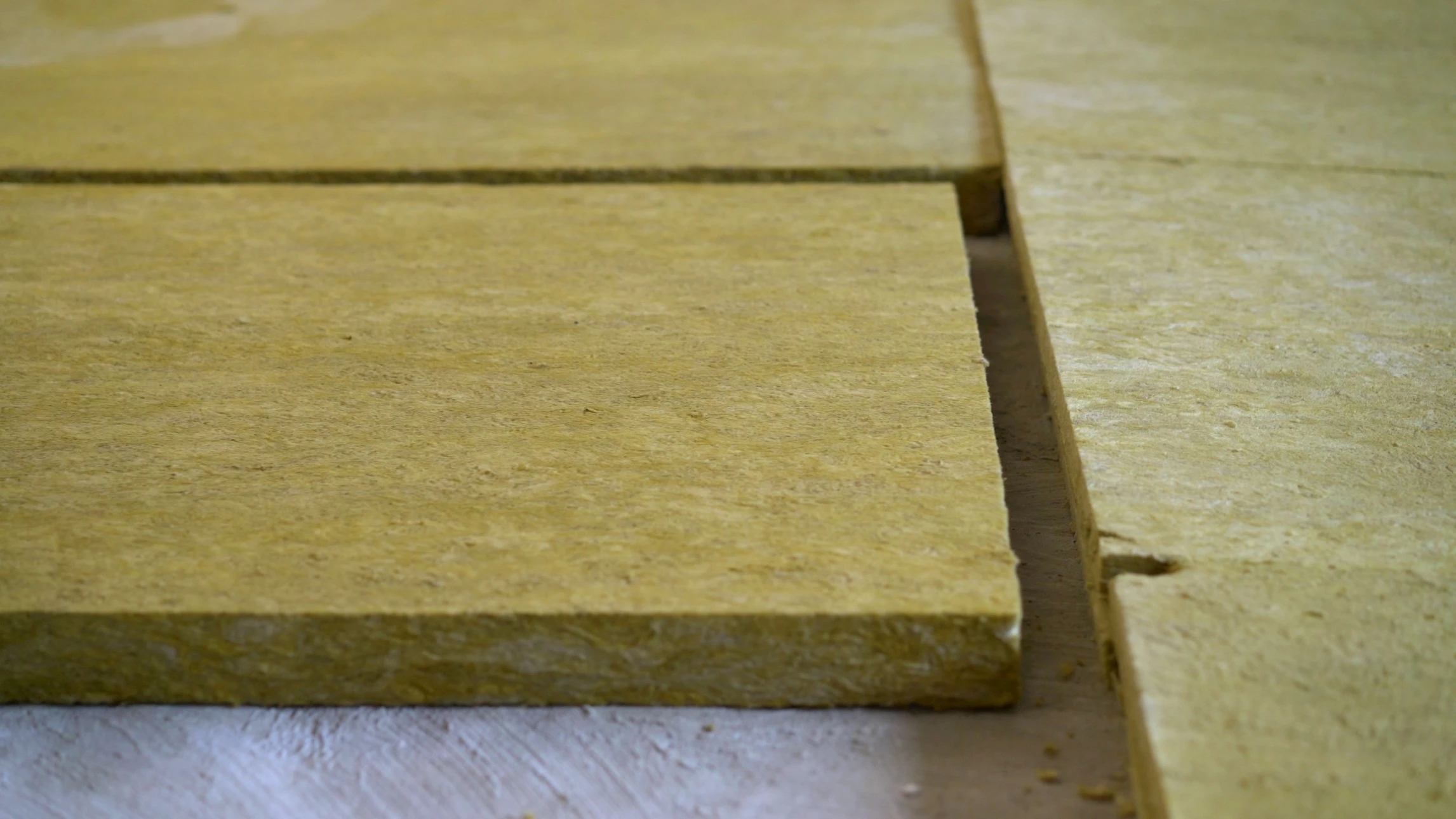 Chantier de rénovation de façade d'immeuble résidentiel en brique avec échafaudage métallique tubulaire