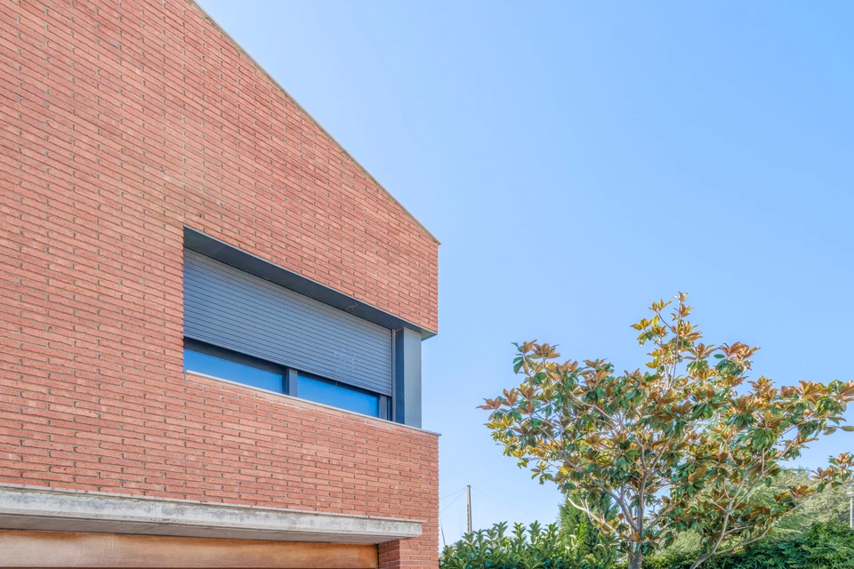 Intérieur du salon avec canapé gris douillet, fauteuil et lampes lumineuses