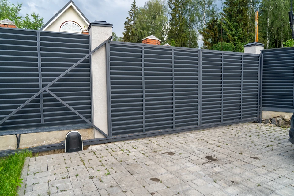 Atelier industriel intérieur avec ouvrier en gants blancs manipulant une presse hydraulique ou machine de découpe
