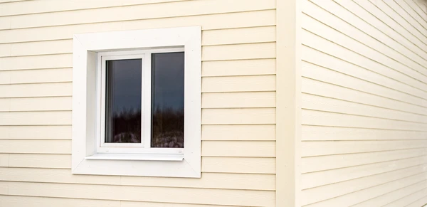 Échantillons de profilés de fenêtres exposés sur présentoir blanc dans showroom