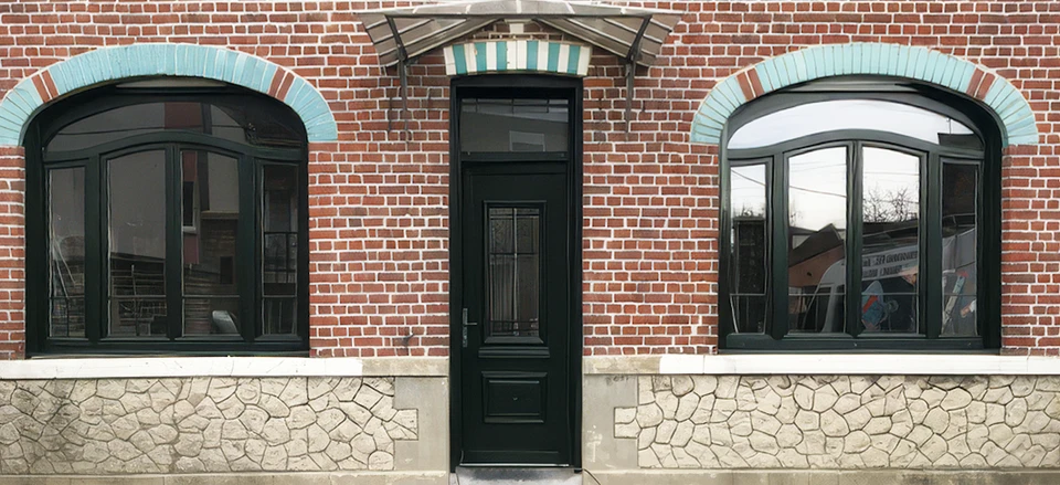 Un serrurier professionnel installe une serrure sur une porte d'entrée blanche dans un intérieur résidentiel