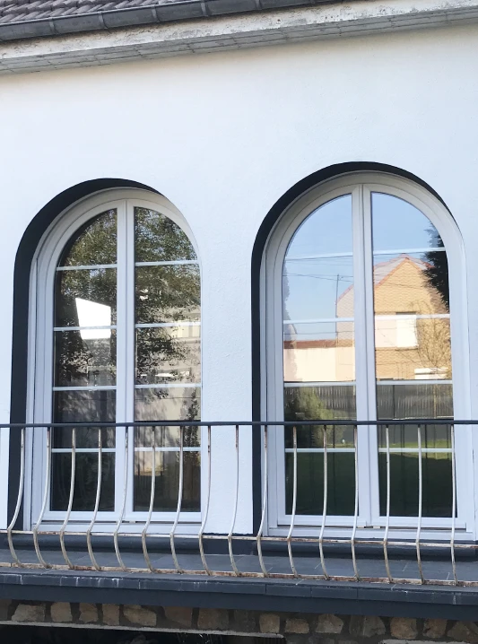 Véranda moderne avec structure aluminium blanc et grandes baies vitrées coulissantes